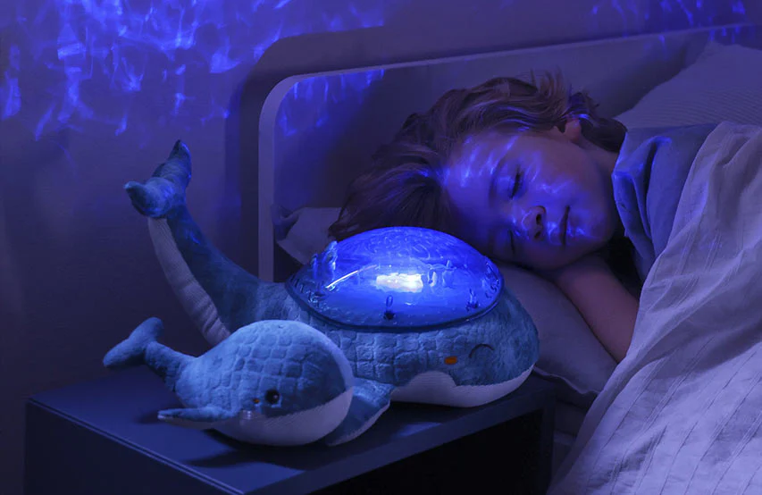 Tranquil Whale™ lampka nocna z grzechotką